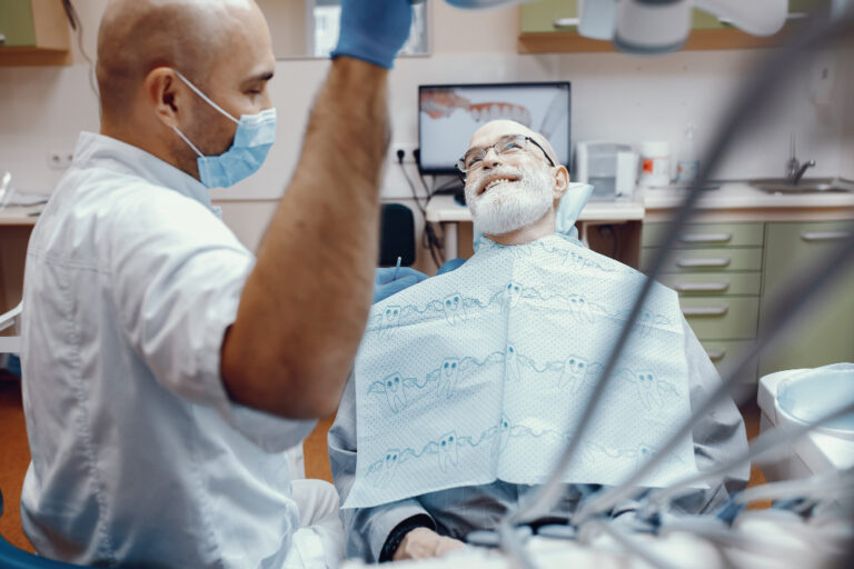 A tontura é um sintoma inespecífico, que pode estar relacionada a alterações em variados sistemas e estruturas do corpo, e por isso, muitas vezes, pode ter um manejo difícil na avaliação e Tontura na cadeira do consultório Você com certeza já presenciou algum paciente se queixando de tontura, que dizia ver o mundo girar quando foi deitar na cadeira de procedimento, não é mesmo? Dia 22 de abril é celebrado o dia da tontura e trouxemos este artigo para vocês, como forma de conscientização sobre o tema e melhor direcionamento dos pacientes que podem apresentar este sintoma em consultório. A tontura é um sintoma inespecífico, que pode estar relacionada a alterações em variados sistemas e estruturas do corpo, e por isso, muitas vezes, pode ter um manejo difícil na avaliação e tratamento. Quanto ao conceito, muitas vezes é confundida com vertigem. Conceitualmente, a tontura é descrita como sensação de cabeça cheia, andar nas nuvens, instabilidade ou sentir o corpo puxar para trás ou para algum lado quando anda. Já a vertigem é qualquer percepção de ilusão de movimento, como ver o mundo girar, ver o carro ao lado andar mesmo estando parado no semáforo ou sentir o corpo balançando. Dentre as várias causas e tipos de tontura ou vertigem, destaco a VPPB – Vertigem Postural Paroxística Benigna, a famosa “tontura dos cristais do ouvido”. Ela é uma tontura postural, evocada por movimentos específicos da cabeça, como ao deitar-se, abaixar para alcançar algo, virar na cama ou olhar para cima. Ela é episódica, dura poucos segundos, e o paciente costuma se queixar de vertigem do tipo rotatória, e tem a sensação de que vai cair, porque vê o mundo girar. Pode ou não estar associada a náuseas, taquicardia ou sudorese. A VPPB é resultante de alterações no sistema vestibular, o sistema responsável por captar os movimentos da cabeça que fica localizado no ouvido interno. Otocônias (um tipo de célula do sistema vestibular) se desprendem da membrana gelatinosa dos órgãos otolíticos e se deslocam para os canais semicirculares. Desta forma, qualquer movimento na direção do canal semicircular afetado gerará conflito de informação ao sistema, que ativará reflexos oculares por meio de nistagmos, fazendo com que o paciente tenha a falsa sensação de rotação da imagem à sua volta. A causa é de origem idiopática, e pode atingir qualquer pessoa, em qualquer idade. Existem alguns fatores de risco: mulheres, alterações hormonais ou metabólicas, baixa de vitamina D, posições prolongadas, traumas ou acidentes e estresse. Como trata-se de uma alteração estrutural, o padrão ouro para tratamento são manobras liberatórias, capazes de retirar os otólitos do canal semicircular por meio de movimentos da cabeça. Estas manobras podem ser realizadas por médicos, fisioterapeutas e fonoaudiólogos com formação e experiência em Otoneurologia ou Reabilitação Vestibular. As evidências trazem que 85% dos casos podem ser resolvidos em um único atendimento. Sem medicamento, e sem necessidade de exames complementares. O diagnóstico é puramente clínico, baseado principalmente na anamnese e sintomas relatados. Por ser uma queixa comum, de fácil manejo e que traz mais segurança ao profissional e ao paciente, esperamos que este texto possa ajuda-los a identificar e encaminhar os pacientes para profissionais especializados, e assim, seguir com o tratamento odontológico sem tontura. Francielle Fialkoski Molina Fisioterapeuta Especialista em Fisioterapia em Gerontologia 130029-F/CREFITO 9